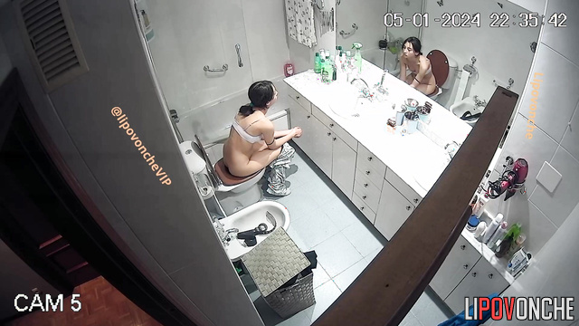 Brunette made pregnancy test / video from her bathroom