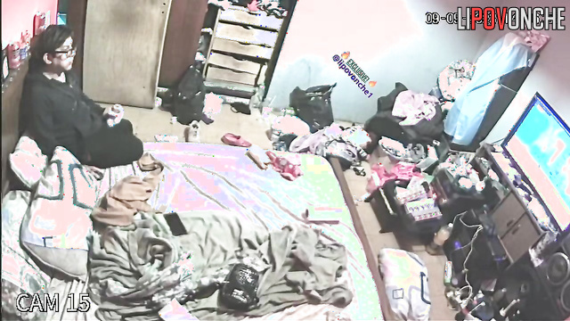 A quick fuck of a chubby married couple while friends tear into the bedroom