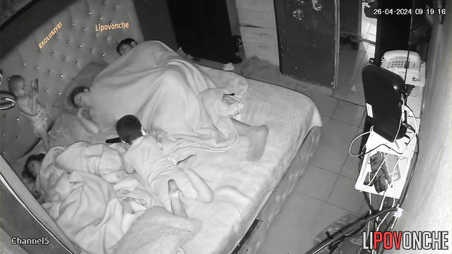 Secret sex with chubby wife while the whole family is distracted