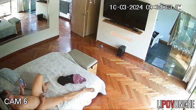 Hotel room hidden camera video: Older man jerks off to porn on his phone