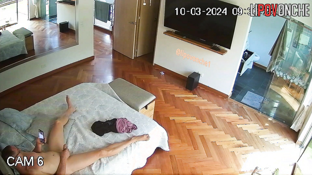 Hotel room hidden camera video: Older man jerks off to porn on his phone