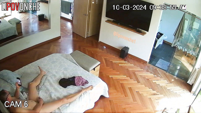 Hotel room hidden camera video: Older man jerks off to porn on his phone