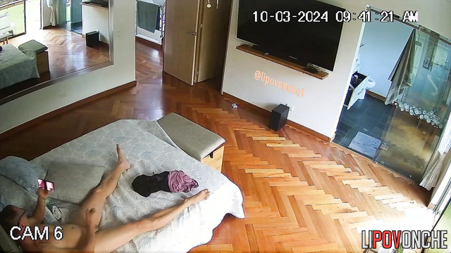 Hotel room hidden camera video: Older man jerks off to porn on his phone
