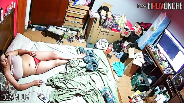 A bored, curvy mom strokes her labia under the covers after lunch in bed