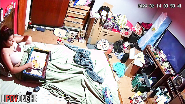 A bored, curvy mom strokes her labia under the covers after lunch in bed