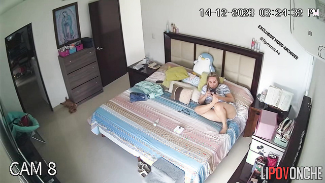 Usual day of two girls living together - they are not shy to walk naked