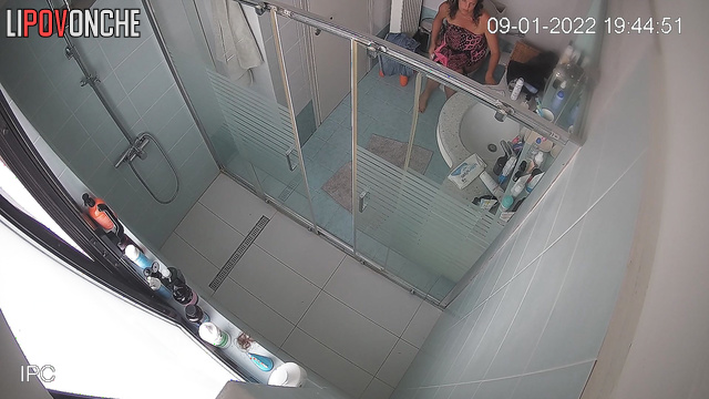 After going to the bathroom, the curly-haired mom bared her beautiful tits