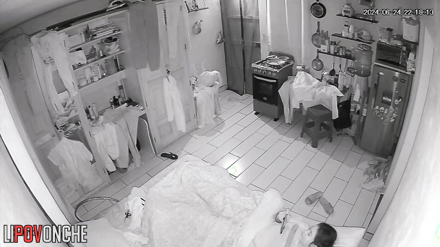 A bored brunette strokes her clitoris under the covers while watching porn