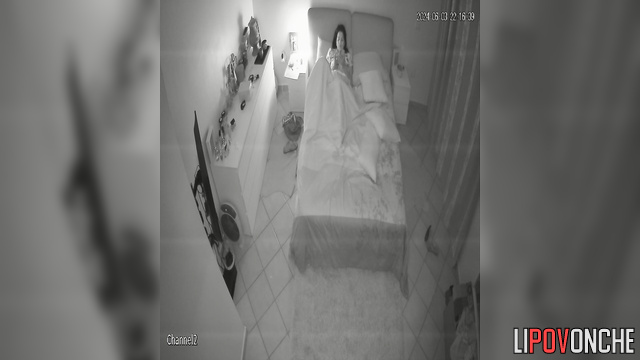 A slender mommy put down her phone for a quick masturbation session and an orgasm