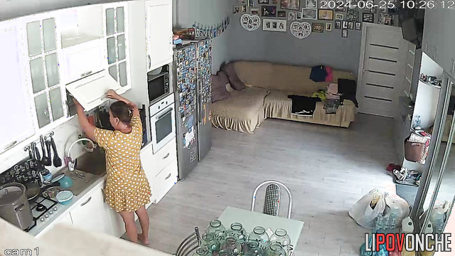 An ordinary day of an ordinary family (topless cooking)