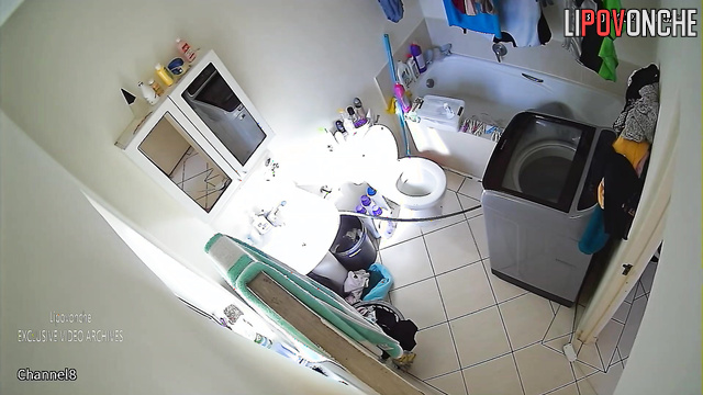 Tanned brunette peeing right now / barhroom video