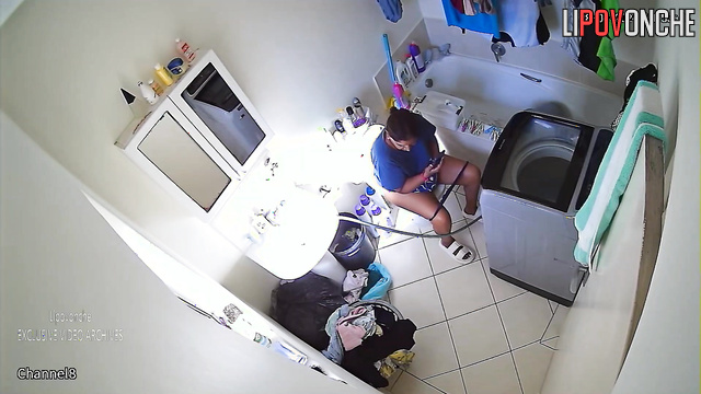 Tanned brunette peeing right now / barhroom video
