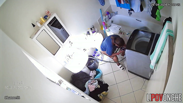Tanned brunette peeing right now / barhroom video