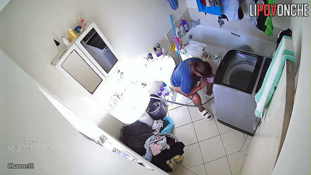 Tanned brunette peeing right now / barhroom video