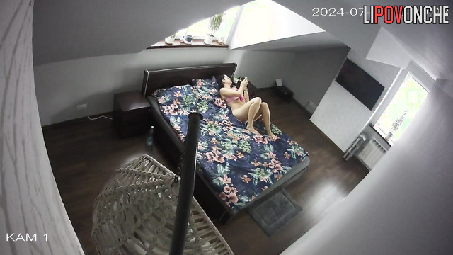 Babe likes to jump on a rubber cock / hot solo video