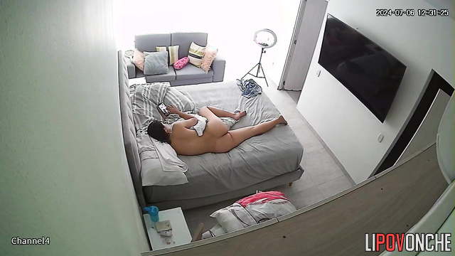She always watches memes after waking up, solo tape