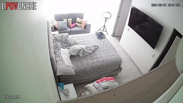 She always watches memes after waking up, solo tape