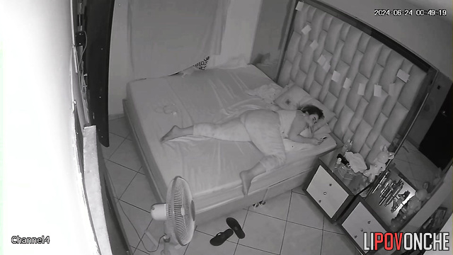 Chubby girl can't sleep so she masturbating (live home video)