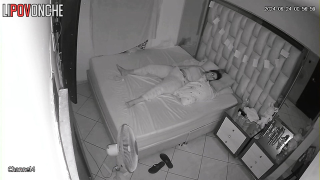Chubby girl can't sleep so she masturbating (live home video)