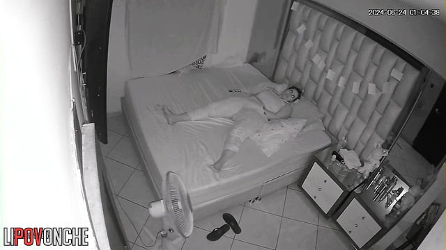 Chubby girl can't sleep so she masturbating (live home video)