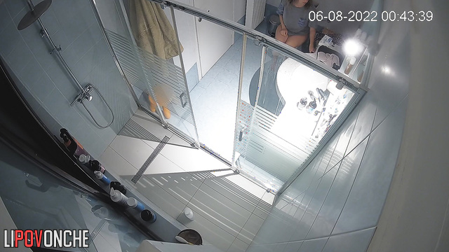 Night hidden camera fixed her pee before sleep (watch it now)