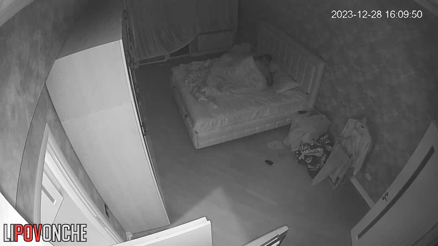 He likes it when she asks to fuck her, hidden camera