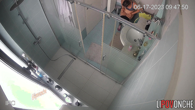 Hot blonde with shaved pussy pees before workout