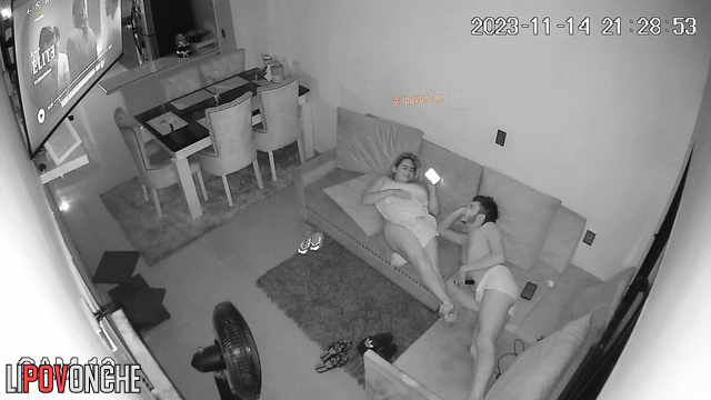 Guy checks his chubby girlfriend's pussy