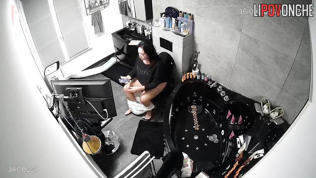 Many eyes are watching her wipe her pussy in the toilet