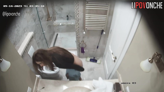 Busty woman quickly took a bath and went to her lover