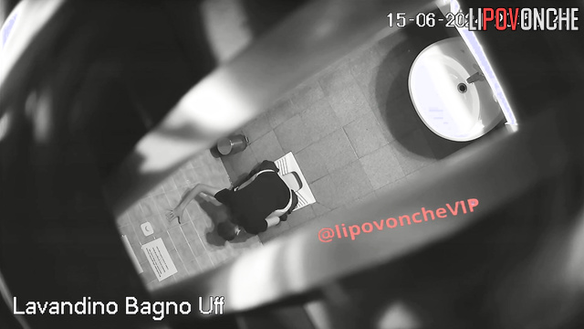 Lady peeing in the public toilet (backwards) solo