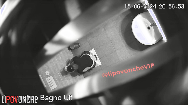 Lady peeing in the public toilet (backwards) solo