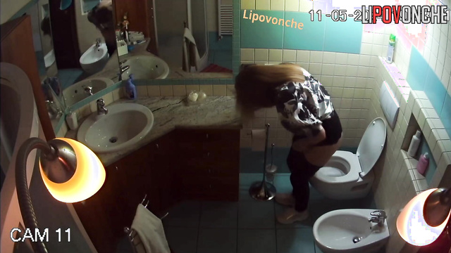 She peed and then washed her hands (solo with milf)