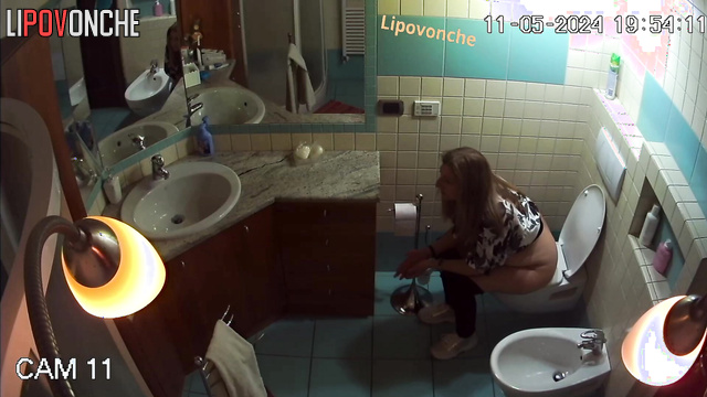 She peed and then washed her hands (solo with milf)