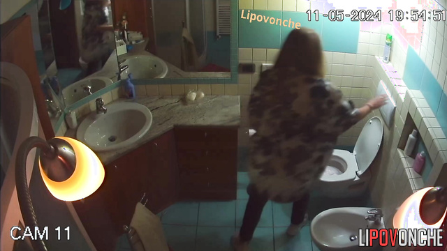 She peed and then washed her hands (solo with milf)