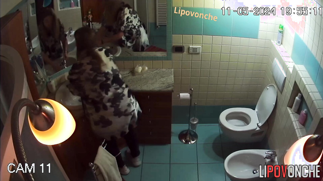 She peed and then washed her hands (solo with milf)