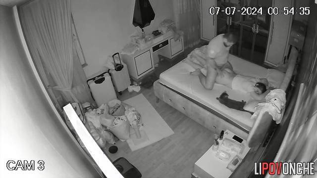 Pregnant woman serves up her fuck hole before sleep