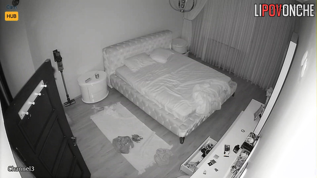 A quick fuck between cheating woman & neighbor while husband is out of flat