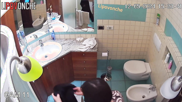 Chubby granny joyfully washes her pussy in the bidet before sex