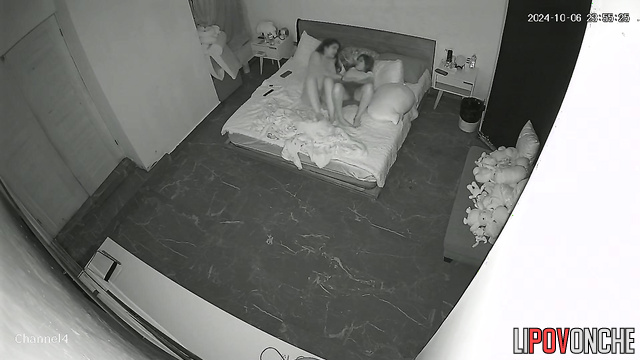 Stepsisters can't sleep without fingering each other till orgasm
