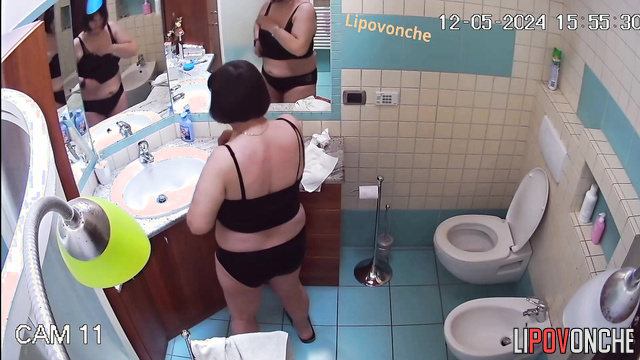 Chubby milf with a big naked ass washes her hot pussy in a bidet
