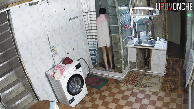 A skinny girl showed off her sporty butt while washing her hair