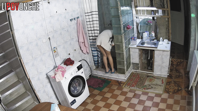 A skinny girl showed off her sporty butt while washing her hair