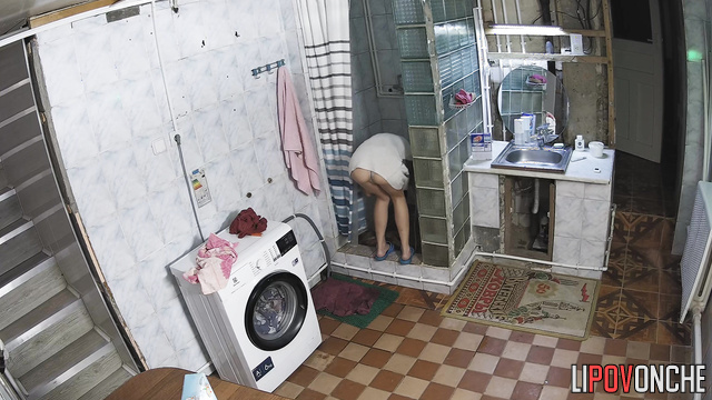 A skinny girl showed off her sporty butt while washing her hair