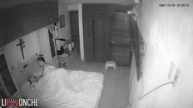 Husband warms up his sleepy wife's wet pussy with his tongue