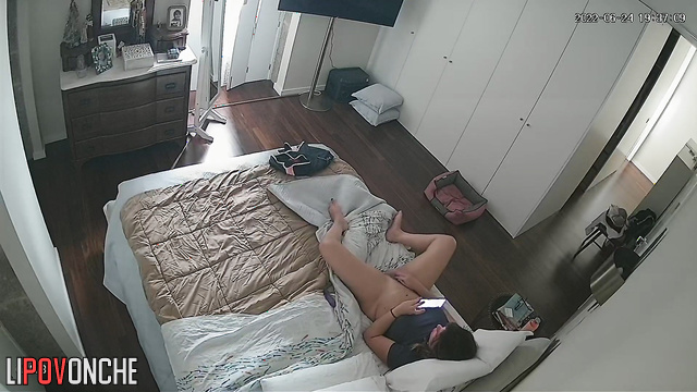 While watching new porn on her phone, the woman had a pleasant orgasm