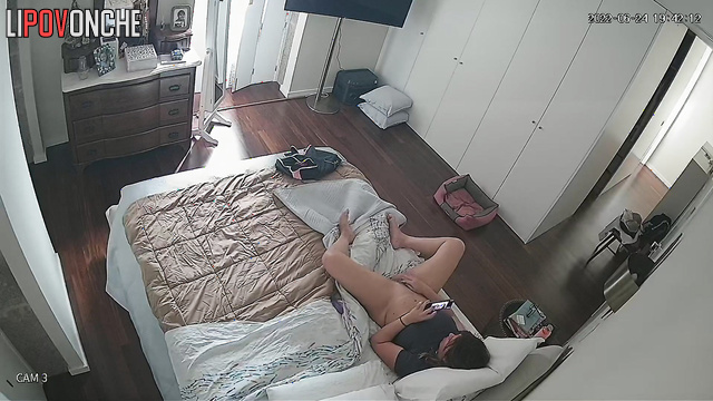 While watching new porn on her phone, the woman had a pleasant orgasm