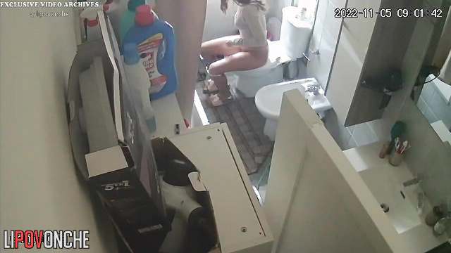 A girl with a gorgeous ass quickly takes off her sexy panties and pees