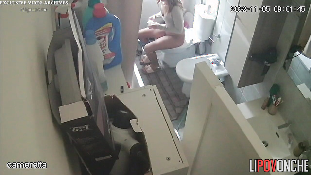 A girl with a gorgeous ass quickly takes off her sexy panties and pees