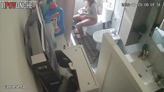 A girl with a gorgeous ass quickly takes off her sexy panties and pees